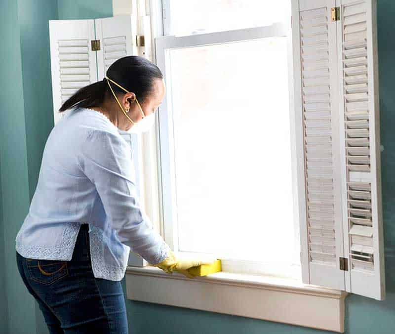Wie man Schimmel auf Holzfensterbänken entfernt