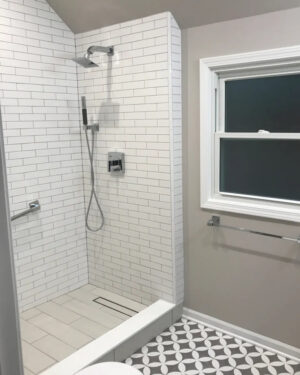 Aus Badewanne Dusche machen: Moderne Duschumbau mit zeitlosem Design