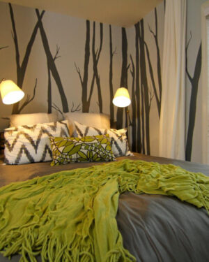 Schlafzimmer Wand Natur: Modernes Walddesign mit grafischen Baumsilhouetten